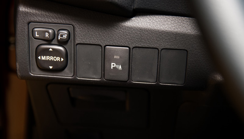 Cả ba phiên bản Corolla Altis 2015 đều được trang bị cảm biến đỗ xe nhưng 2.0V lại được ưu ái thêm bốn cảm biến góc
