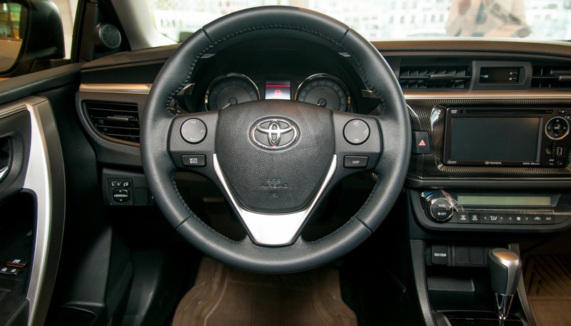 Tay lái ba chấu sử dụng hai chất liệu cao cấp là da và bạc. Bên cạnh đó Toyota cũng đã tích hợp các nút điều khiển âm thanh và thoại rảnh tay vào vô lăng giúp thuận tiện cho người lái trong quá trình điều khiển xe