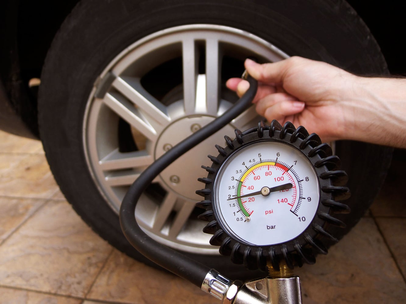 Hãy mang theo đồng hồ đo áp suất để có thể kiểm tra lốp Vios 2015 thường xuyên