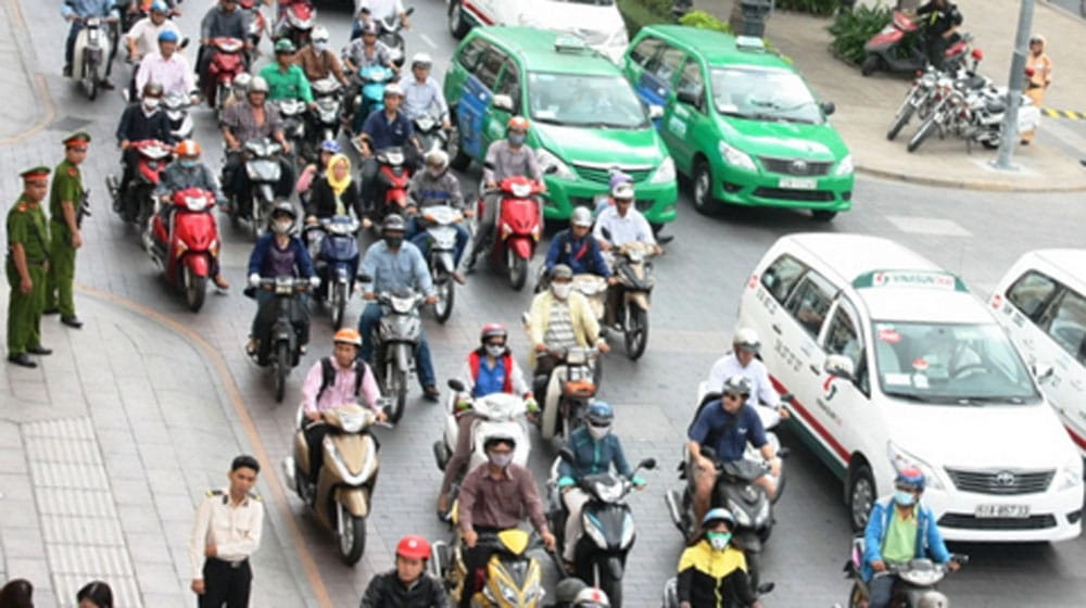 Phí đăng ký lần đầu với ô tô xe máy tại TP.Hồ Chí Minh đồng loạt tăng mạnh. 