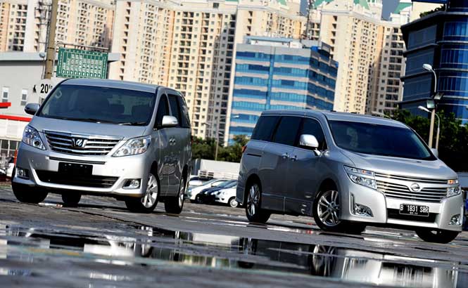So sánh Toyota Alphard và Nissan Serena