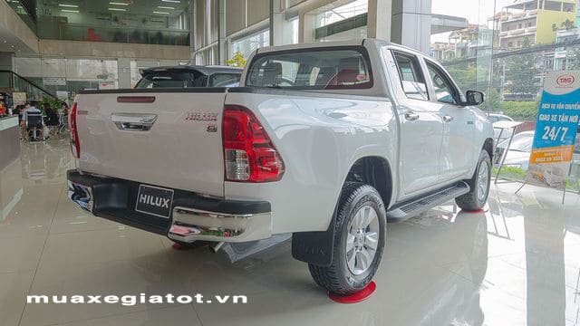 Thân trái Toyota Hilux 2.4G MT copy - So sánh Hilux 2.4E MT 4x2 và Triton MT 4x2 (Số sàn,1 cầu) - Muaxegiatot.vn