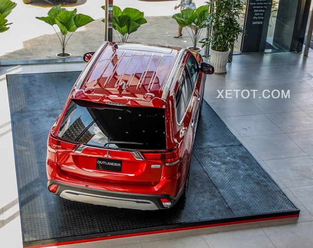 duoi xe mitsubishi outlander 2020 2 0 cvt premium mau do xetot com - Chi tiết xe Mitsubishi Outlander 2.0 CVT Premium 2021 - "gương mặt vàng" trong làng SUV giá dưới 1 tỷ đồng - Muaxegiatot.vn