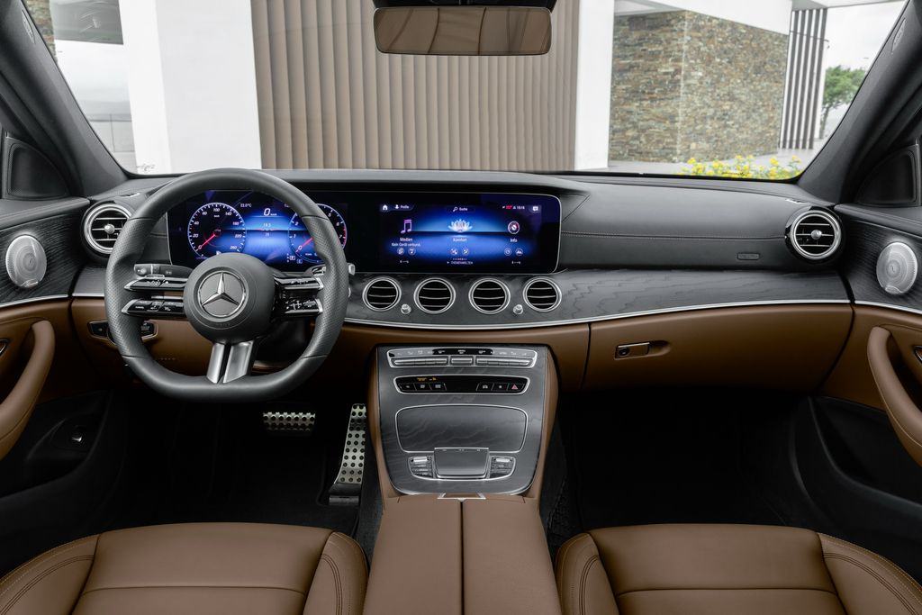 Noi that xe Mercedes Benz E Class 2022 Muaxegiare vn - Đánh giá xe Mercedes E-Class 2022 - Một thế hệ E-Class mang đẳng cấp hoàn toàn mới  - Muaxegiatot.vn