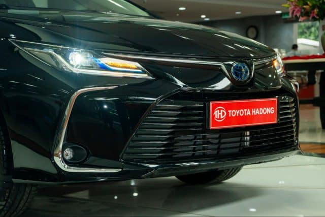 Toyota Corolla Altis 1.8HEV 2022 có viền xanh ở logo và đèn xe để phân biệt.
