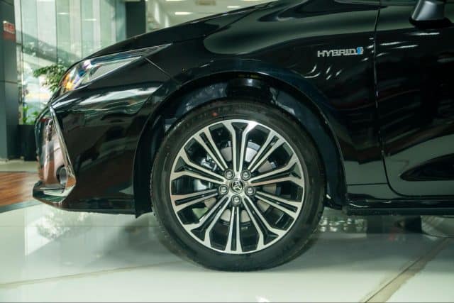 Toyota Corolla Altis 1.8HEV 2022 dùng mâm 17 inch.