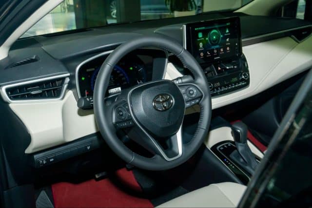 Toyota Corolla Altis 1.8HEV 2022 dùng vô-lăng mới và đồng hồ 7 inch.