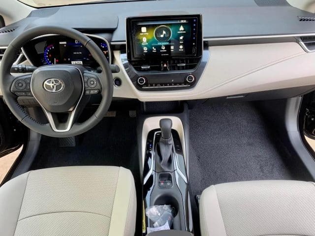 Toyota Corolla Altis 1.8V 2022 có khoang lái đầy đủ tiện nghi.
