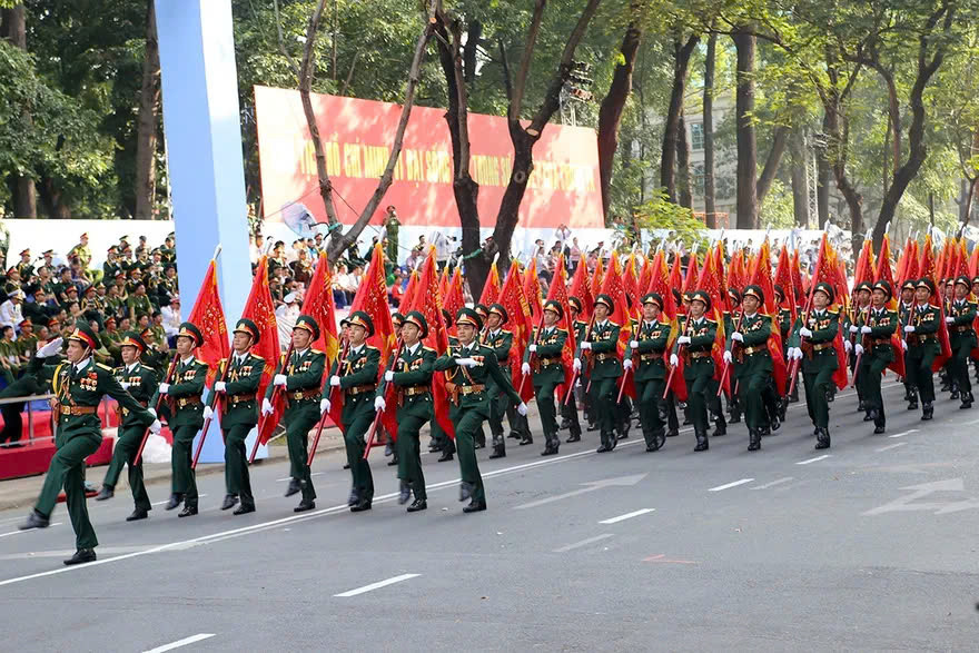 Không khí chuẩn bị lễ diễu binh 30/4 trên đường Lê Duẩn