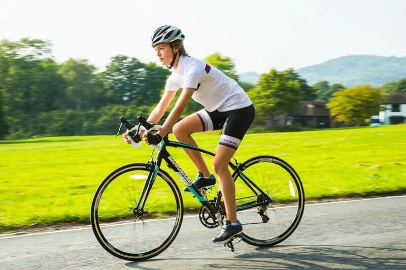 Người đi xe đạp tự tin kiểm soát tay lái, thể hiện tầm quan trọng của việc giữ thăng bằng