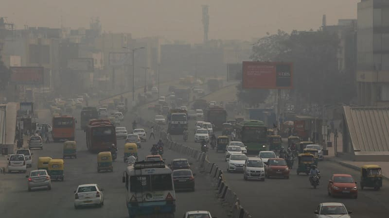 Ô tô lưu thông trên đường phố đô thị có nhiều khói bụi