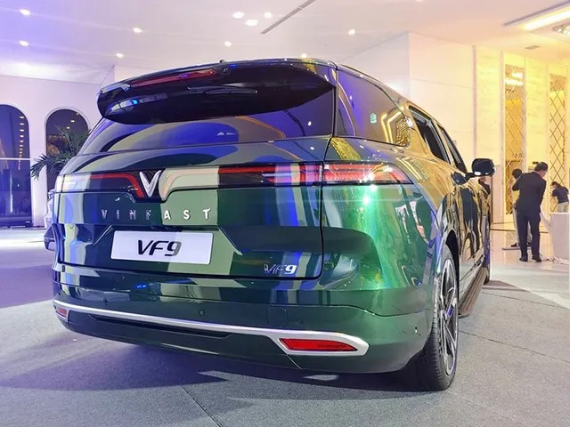 Phần đuôi xe VinFast VF 8 với dải đèn LED chữ V nổi bật