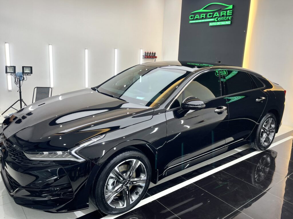 phim cách nhiệt ô tô bị đốm li ti sau khi dán, hình ảnh mô tả lỗi phồng rộp nhỏ trên bề mặt