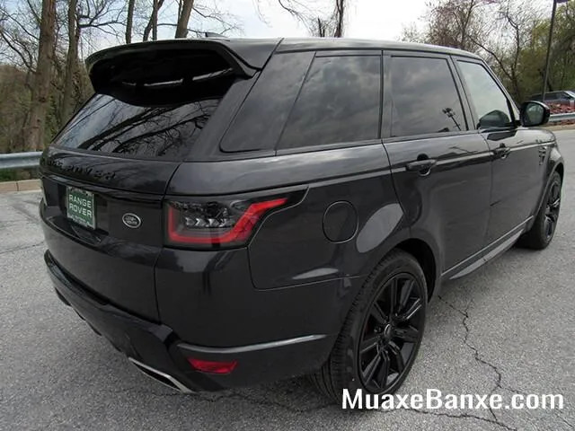 Thân xe Range Rover Sport HSE 2025 với đường nét dứt khoát và vành hợp kim 21 inch