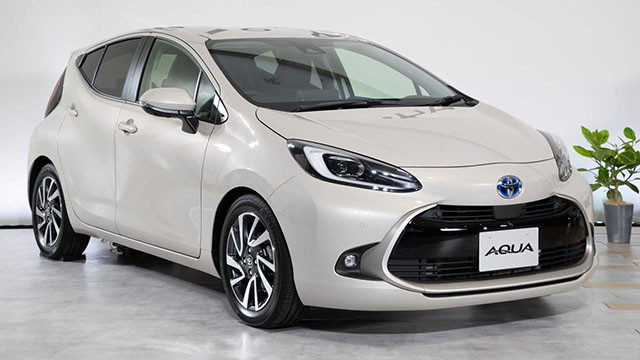 Tổng quan Toyota Aqua 2021 màu xanh lam, mẫu xe hybrid tiết kiệm nhiên liệu