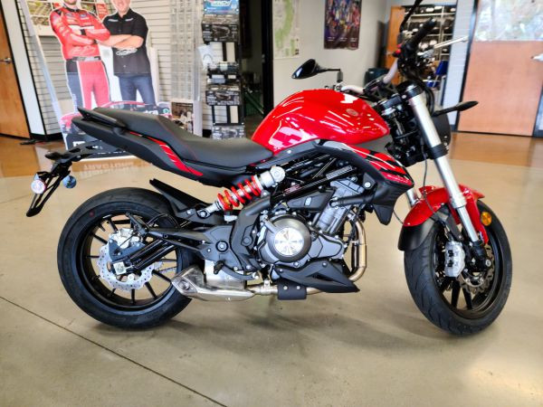 Xe Benelli 302S thế hệ mới với thiết kế full-fairing góc cạnh