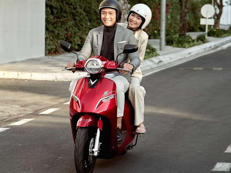 Xe máy điện hết điện giữa đường