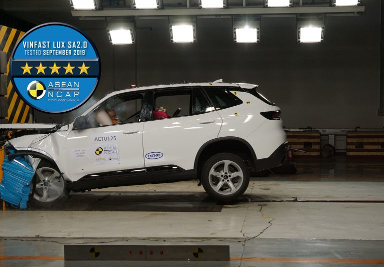 Xe VinFast Lux SA2.0 trong quá trình thử nghiệm va chạm theo tiêu chuẩn an toàn ASEAN NCAP